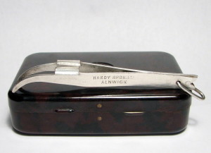 Hardy’s Version Of A Gut Cutter Shares The Same Name As Their “Curate” And Is Simply The Large Version Sans The Priest. Refer To “Hardy Brother’s Curate” In The “Favorites” Section Of This Site To See The Full Size Version. As Typical Of A Gut Cutter, This Tool Incorporates A Line (Gut) Cutter, Tweezers And A Disgorger. These Are Downright Rare In Comparison To The Full Size Curate, Which Are Certainly Very Scarce, And Finding One In Excellent Condition Is Very Difficult.